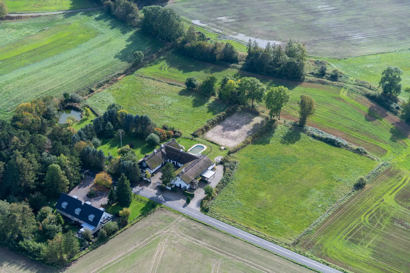 Noget af det, de to ejendomme har tilfælles, er en sø, Søborg Sø, der bliver genoprettet i 2023 og 2024.