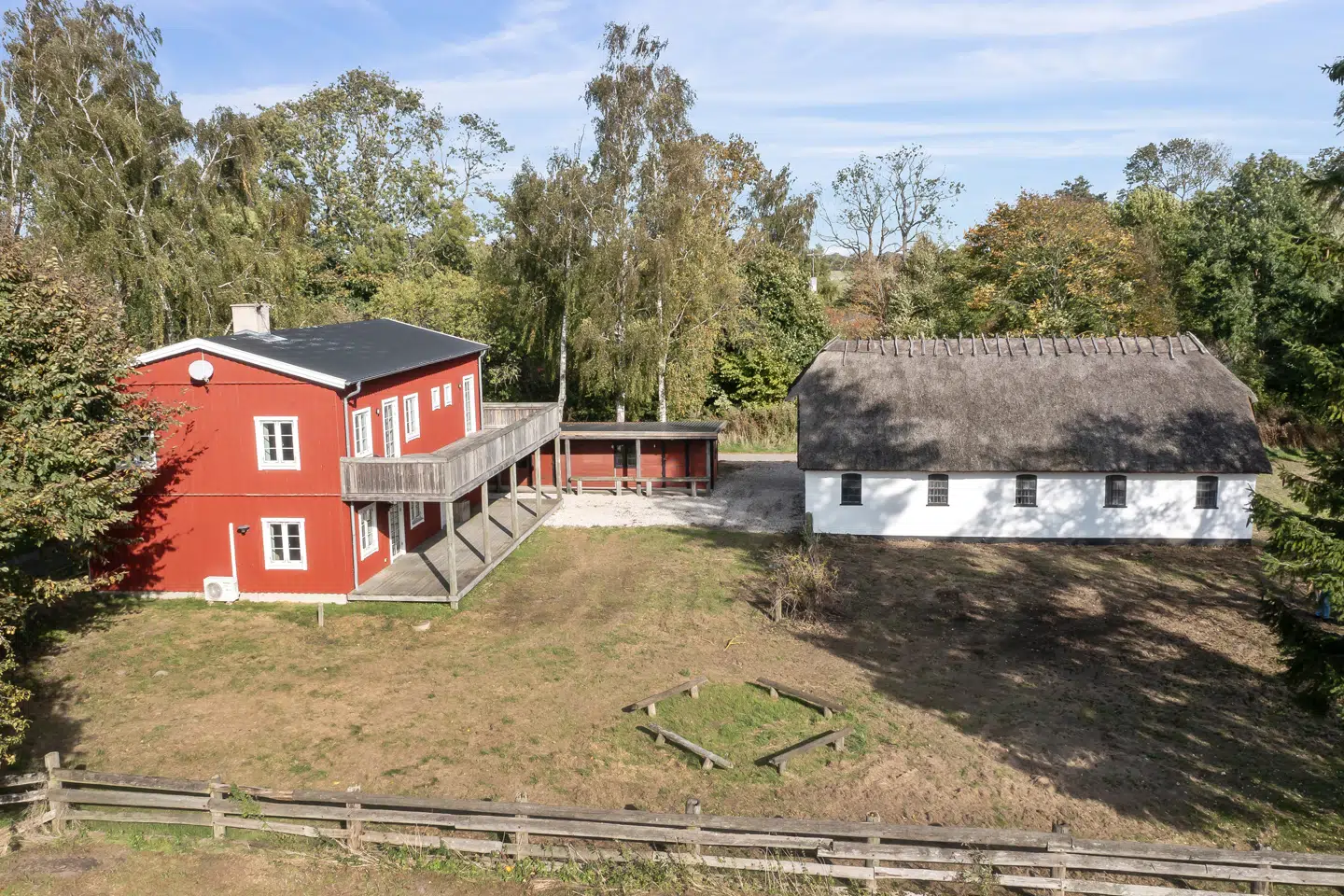 Søborg Søvej-ejendommen ligger væk fra støj og trafik på en blind grusvej, oplyser Freja Ejendomme.