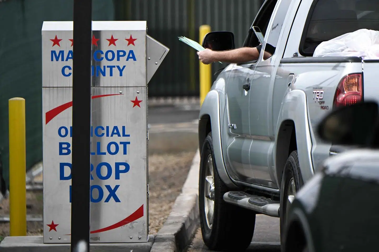 »Vi ser scenarier udfolde sig, der for et årti siden havde været utænkelige i Guds eget land,« skriver Birgitte Borup om polariseringen i USA i denne leder. For eksempel har bevæbnede, militslignende grupper taget opstilling ved valgsteder I Arizona for at intimidere vælgerne.