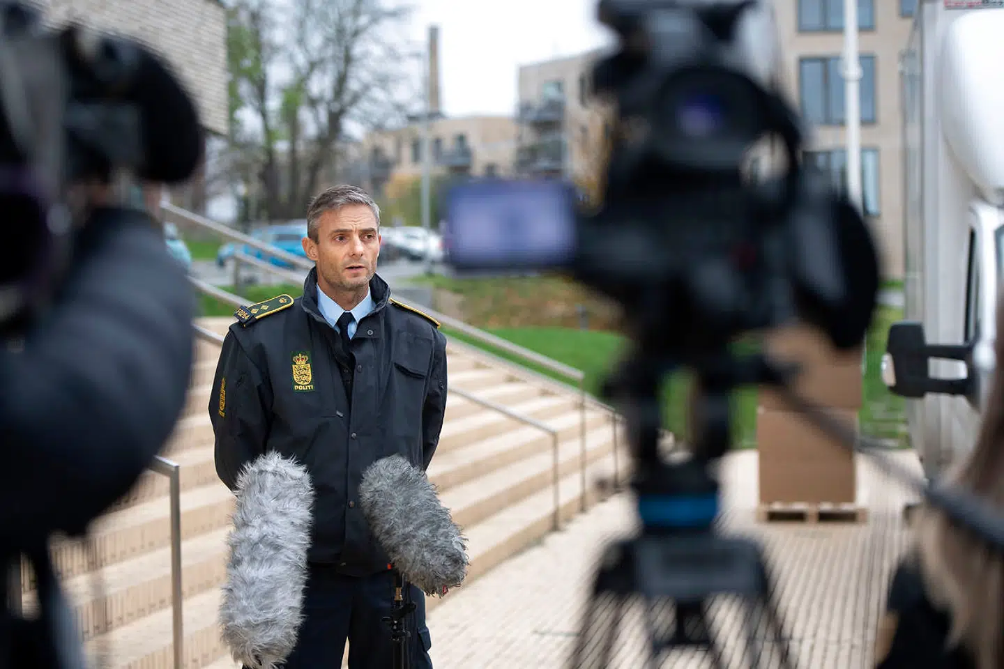 Drabsmanden, som torsdag aften slog en 37-årig gravid kvinde ihjel, er fortsat på fri fod.