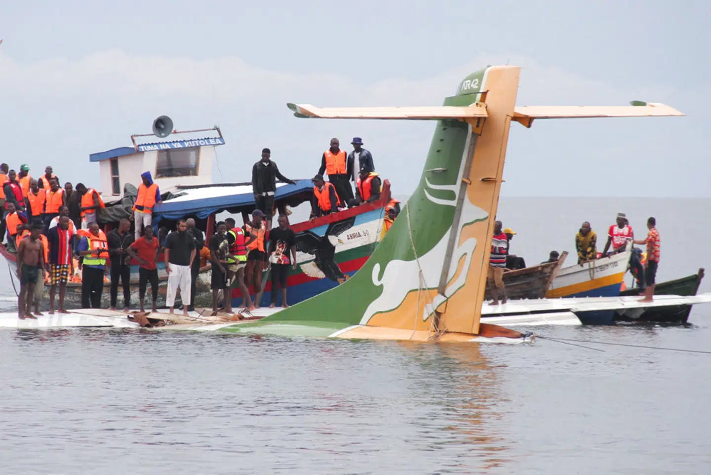 Tre omkom, da fly foretog mislykket nødlanding på søen Lake Victoria i Tanzania. 43 personer var om bord på flyet. - Foto: Stringer/Reuters