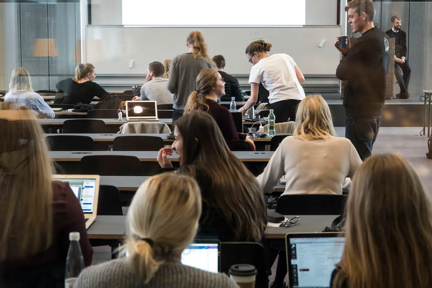 »Hvis der ikke er enighed om den langsigtede uddannelsesopgave, vil Danmark stå uden den viden og handlekraft, vi har brug for både i virksomhederne og i den offentlige sektor,« skriver Henrik C. Wegener.
