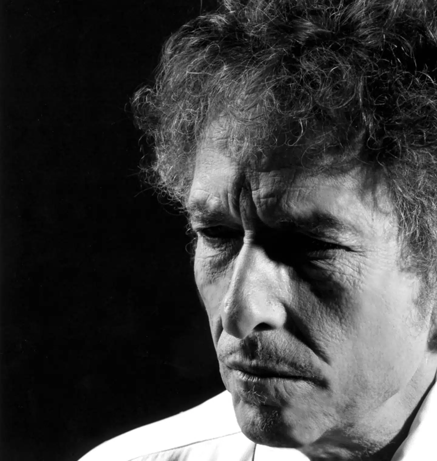 Bob Dylan, der i dag er 81 år gammel, turnerer stadig, men får også tid til at indspille musik, male billeder og skrive bøger.