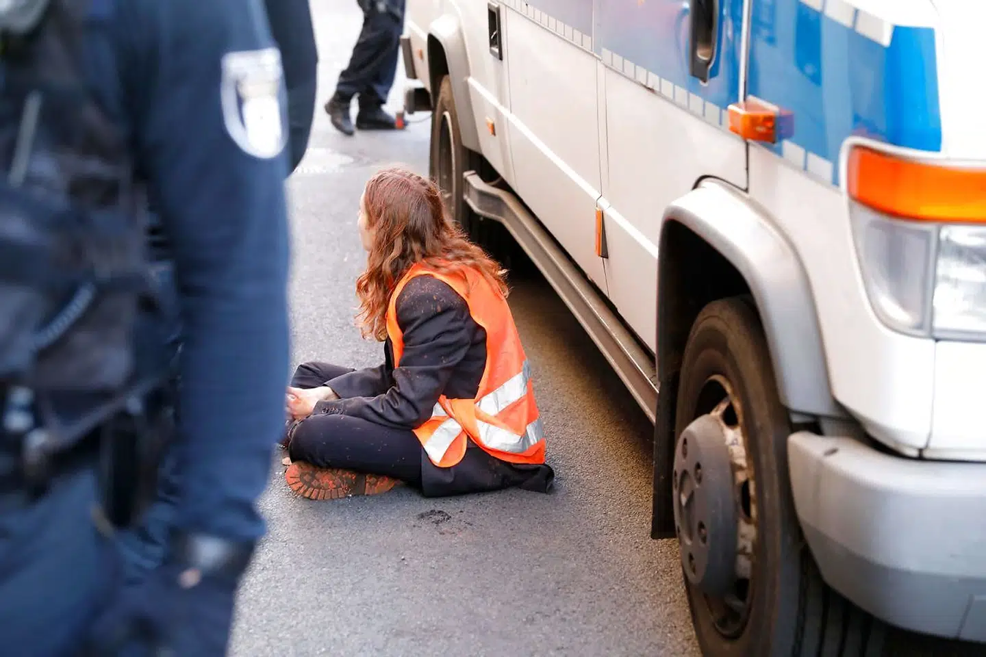 En 44-årig kvinde er blevet erklæret hjernedød, efter at aktivister i forbindelse med en klimademonstration spærrede en motorvej i Berlin. Dette betød, at et udrykningstøj ikke kunne komme frem til den tilskadekomne kvinde.