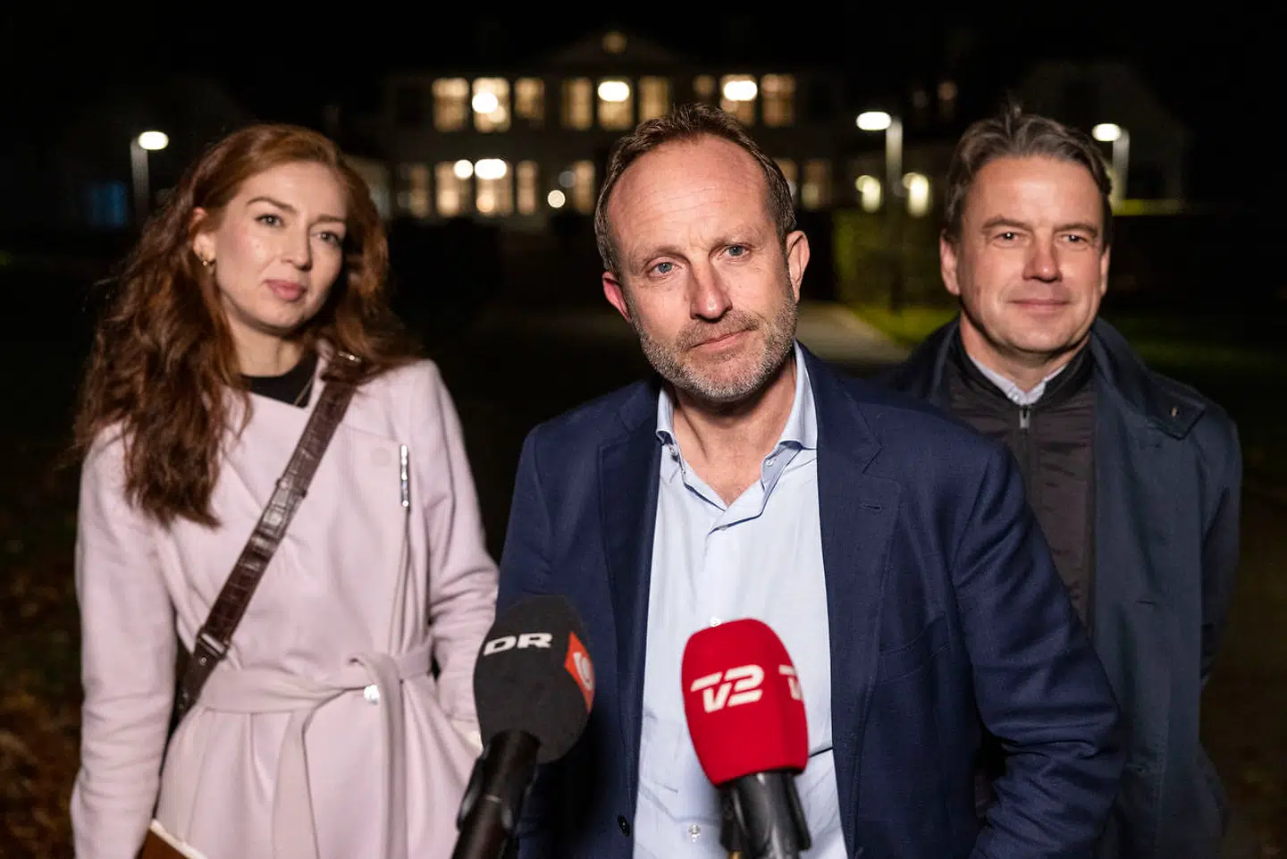 De Radikales nye leder, Martin Lidegaard, var fredag flankeret af næstformand Samira Nawa og nyvalgt folketingsmedlem og tidligere minister Christian Friis Bach under regeringsforhandlingerne på Marienborg. Dagen før var den radikale folketingsgruppe samlet et hemmeligt sted i København for at udpege partiets nye formandskab. Først dagen efter fandt journalisterne ud af, hvor det var.
