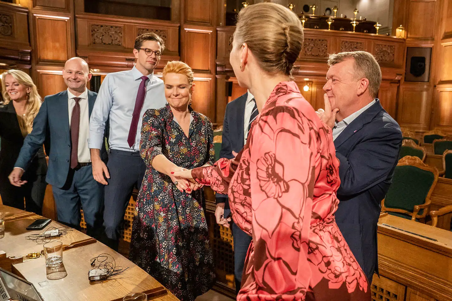 Stemmerne er talt op, og danske partiledere samles midt om natten i Folketingssalen. Her fra venstre Pernille Vermund (Nye Borgerlige), Søren Pape Poulsen (Konservative), Alex Vanopslagh (Liberal Alliance), Inger Støjberg (Danmarksdemokraterne), Mette Frederiksen (Socialdemokratiet) og Lars Løkke Rasmussen (Moderaterne).