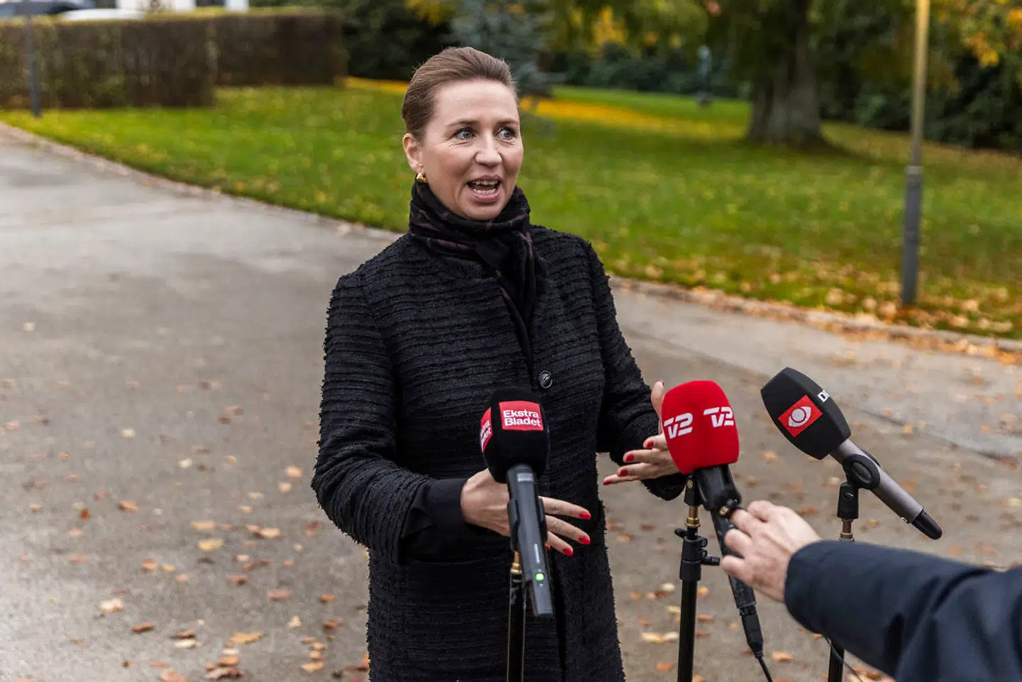 Statsminister Mette Frederiksen ses her foran Marienborg, hvor de politiske partier i dag har forhandlet om en ny regering i Danmark.
