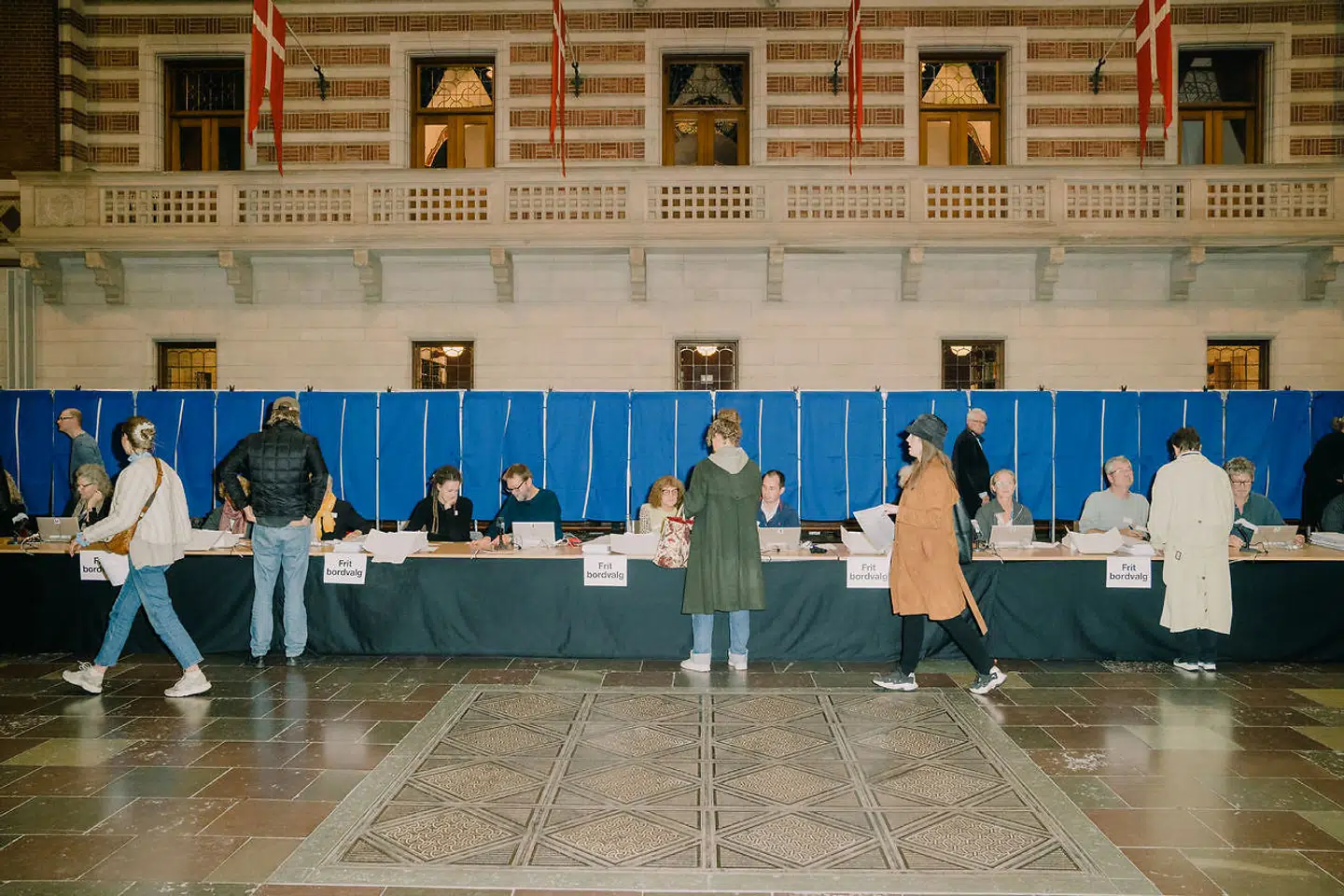 En hjemmeside, der giver overblik og vægtet gennemsnit over meningsmålinger i Danmark, er midlertidigt lukket, efter at analyseinstituttet Megafon har krævet en millionerstatning som kompensation. På billedet ses stemmeafgivelse på Københavns Rådhus.