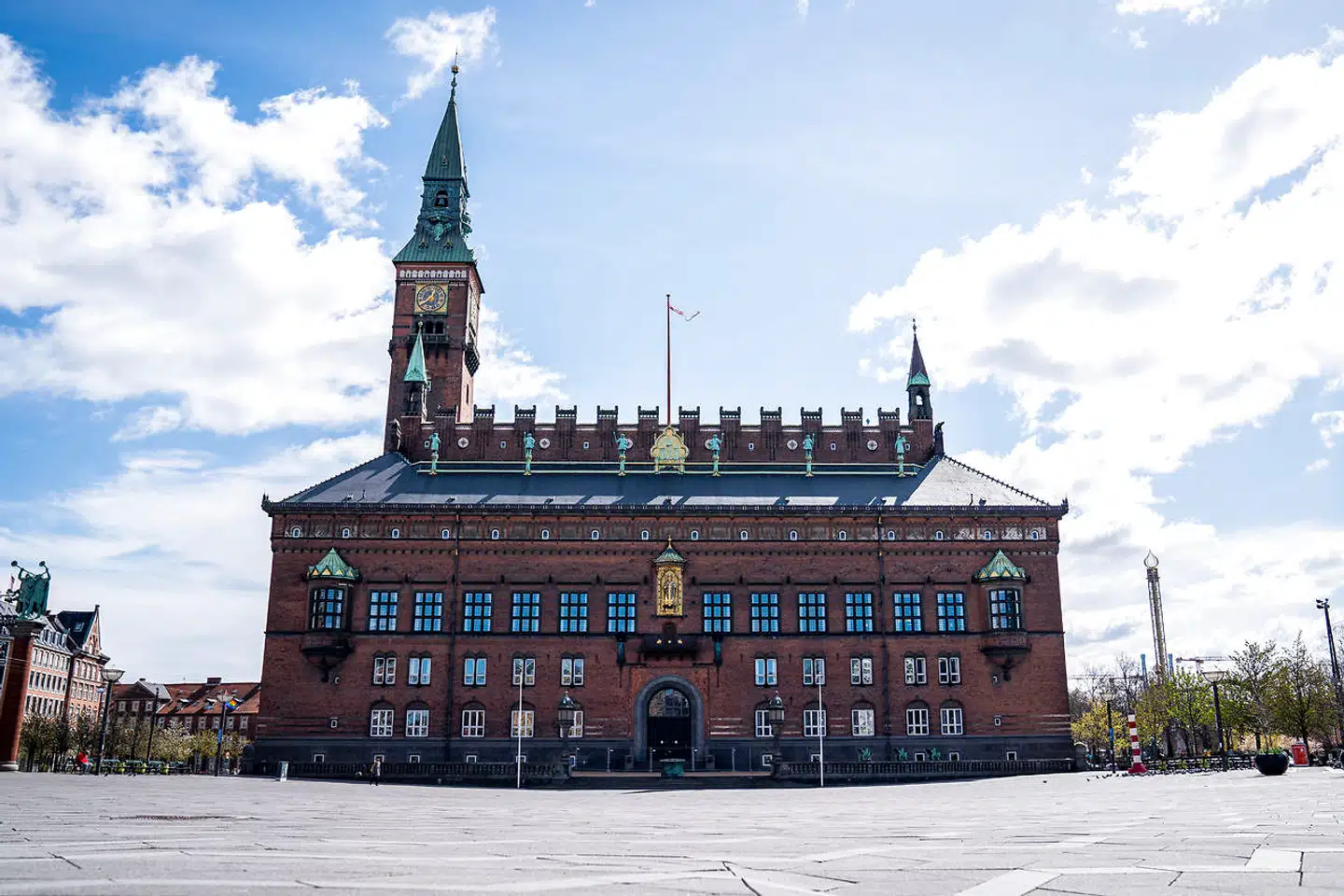 Københavns Rådhus på Rådhuspladsen i København, tirsdag den 14. april 2020. Dronning Margrethes 80 års fødselsdag skulle have været fejret på Københavns Rådhus torsdag den 16 april 2020. Fejringen er blevet aflyst på grund af COVID-19 - frygt for smitte med coronavirus.. (Foto: Niels Christian Vilmann/Ritzau Scanpix)