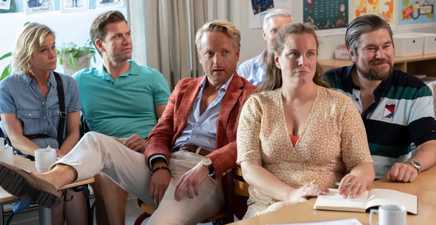 Bettina (Line Kruse), Tommy (Nikolaj Lie Kaas), Frederik (Martin Greis Rosenthal), Wencke (Lise Baastrup) og Per (Rasmus Bjerg) er blandt de forældre, der krydser klinger på lilleskolen i Paprika Steens »Fædre og mødre«.