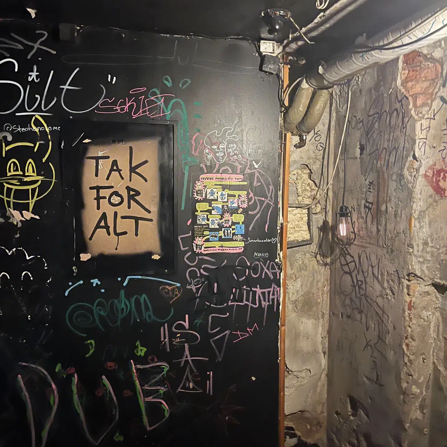 Det var forbudt at tage billeder på Ved Siden Af, og derfor har selv stifteren Sebastian Ayala Henriksen næsten ingen billeder af stedet – undtagen dette, som blev taget efter lukningen.