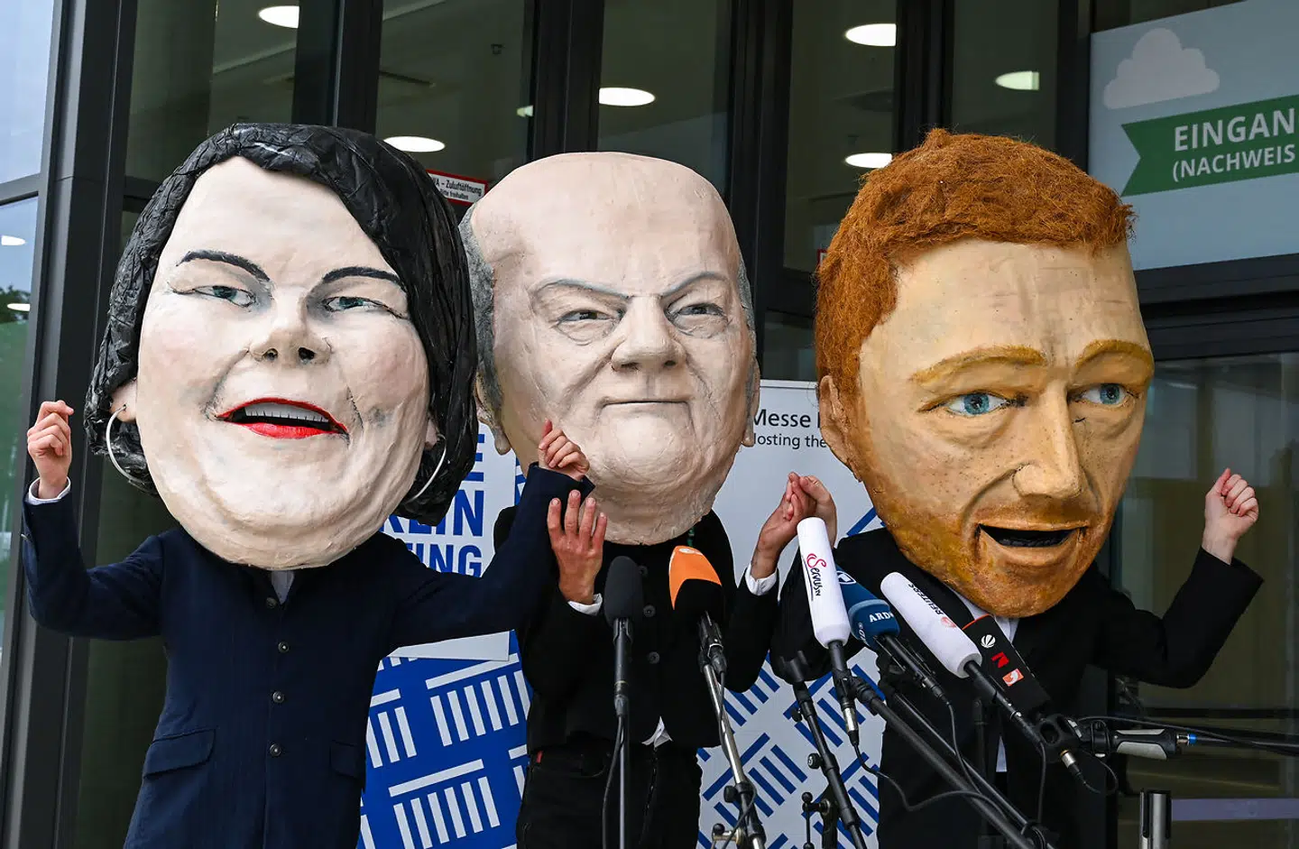 Klimaaktivister lavede efter valget en parodi på den umage trio i toppen af tysk politik med De Grønnes Annalena Baerbock, SPDs Olaf Scholz og FDPs Christian Lindner. Arkivfoto: Christof Stache/AFP/Ritzau Scanpix