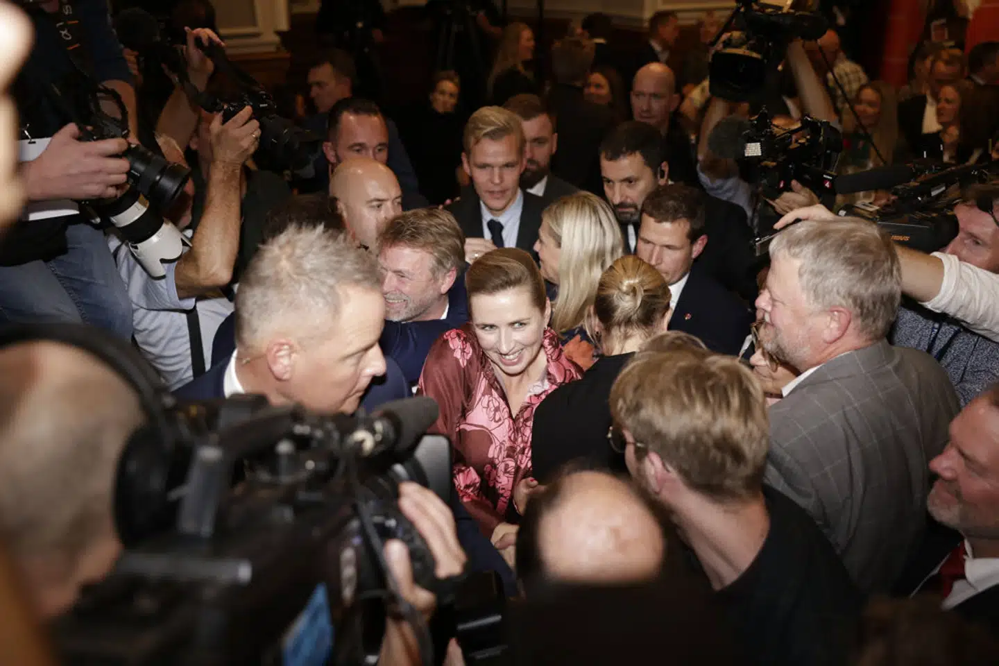 Mette Frederiksen (S) takkede Nordjylland »af hele mit hjerte«, da hun ankom til Socialdemokratiets valgfest tirsdag aften. Partiet har fået hver tredje stemme i landsdelen, der ellers har centrum for minkskandale og coronanedlukning. – Foto: Nikolai Linares/Ritzau Scanpix