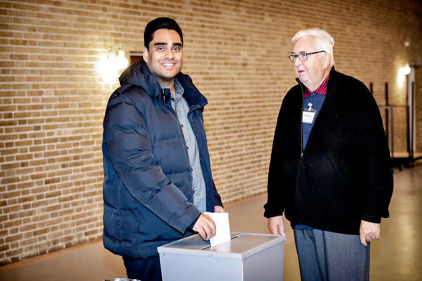 Sikandar Siddique fra De Frie Grønne stemmer på Mørkhøj Skole i Søborg, tirsdag den 1. november 2022. Tirsdag er der folketingsvalg i Danmark.. (Foto: Nils Meilvang/Ritzau Scanpix)