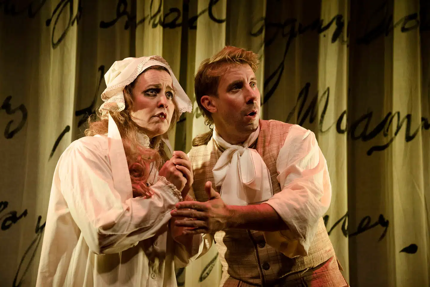 Morskab med mening: Holberg og hans værtinde (Anders Juul og Marie Louise Wille) i Folketeatrets »Den poetiske raptus«.