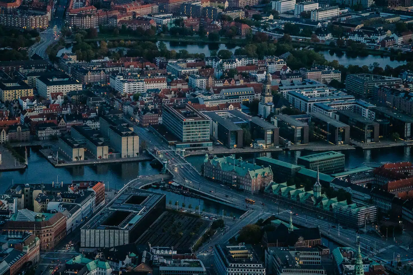 Vor Frelsers Kirke og Thorvaldsens Museum er blandt de steder, der får slukket belysningen. Arkivfoto: Rune Øe