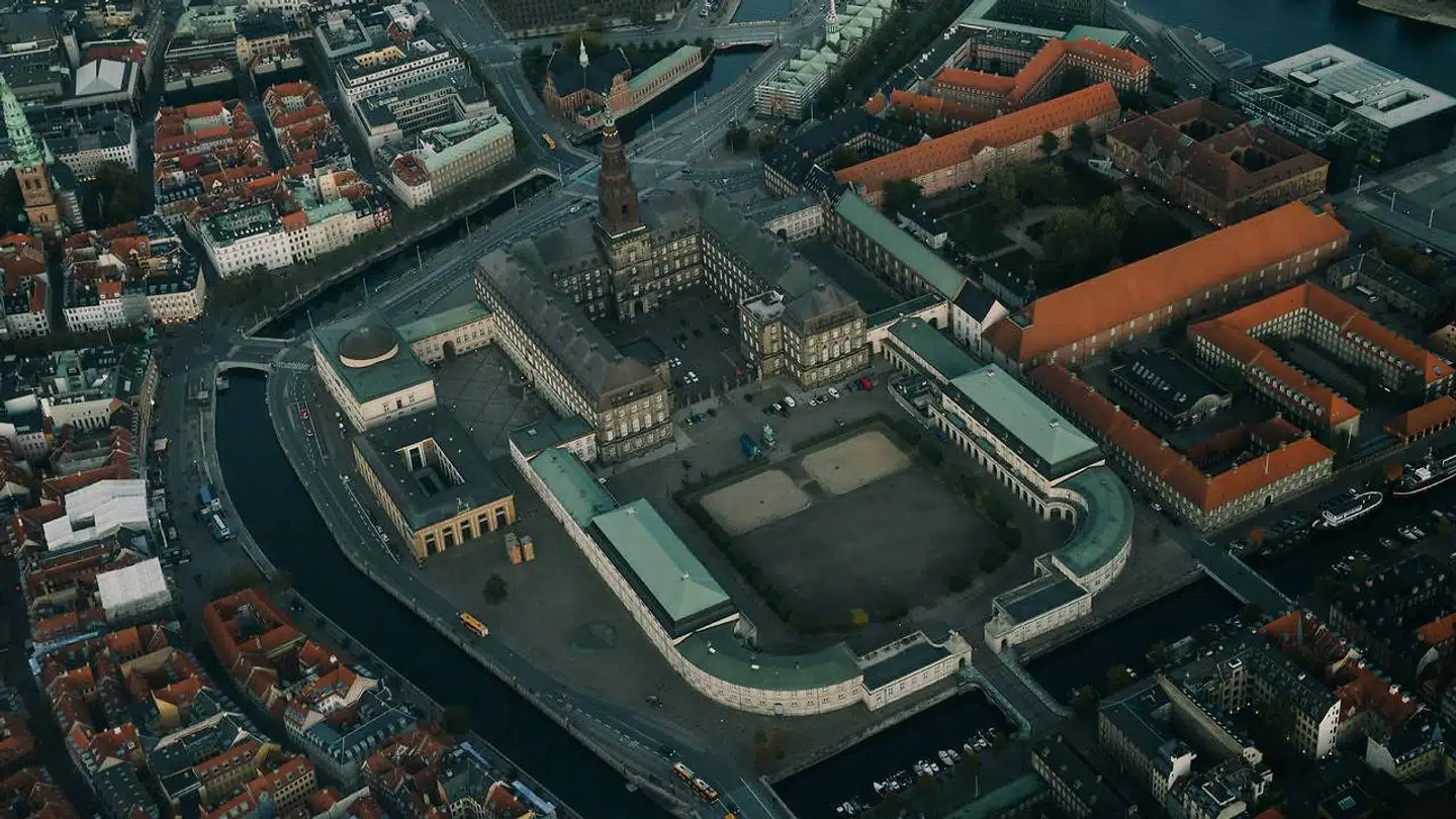 Det er her fra Christiansborg lige midt i det centrale København, at folketingsvalgets epicenter vil være tirsdag aften. Derfor har TV 2 sikret sig alternativ sendekapacitet på en måde, som intet tv-selskab i verden hidtil har gjort det, for at kunne få så god en tv-dækning som muligt.