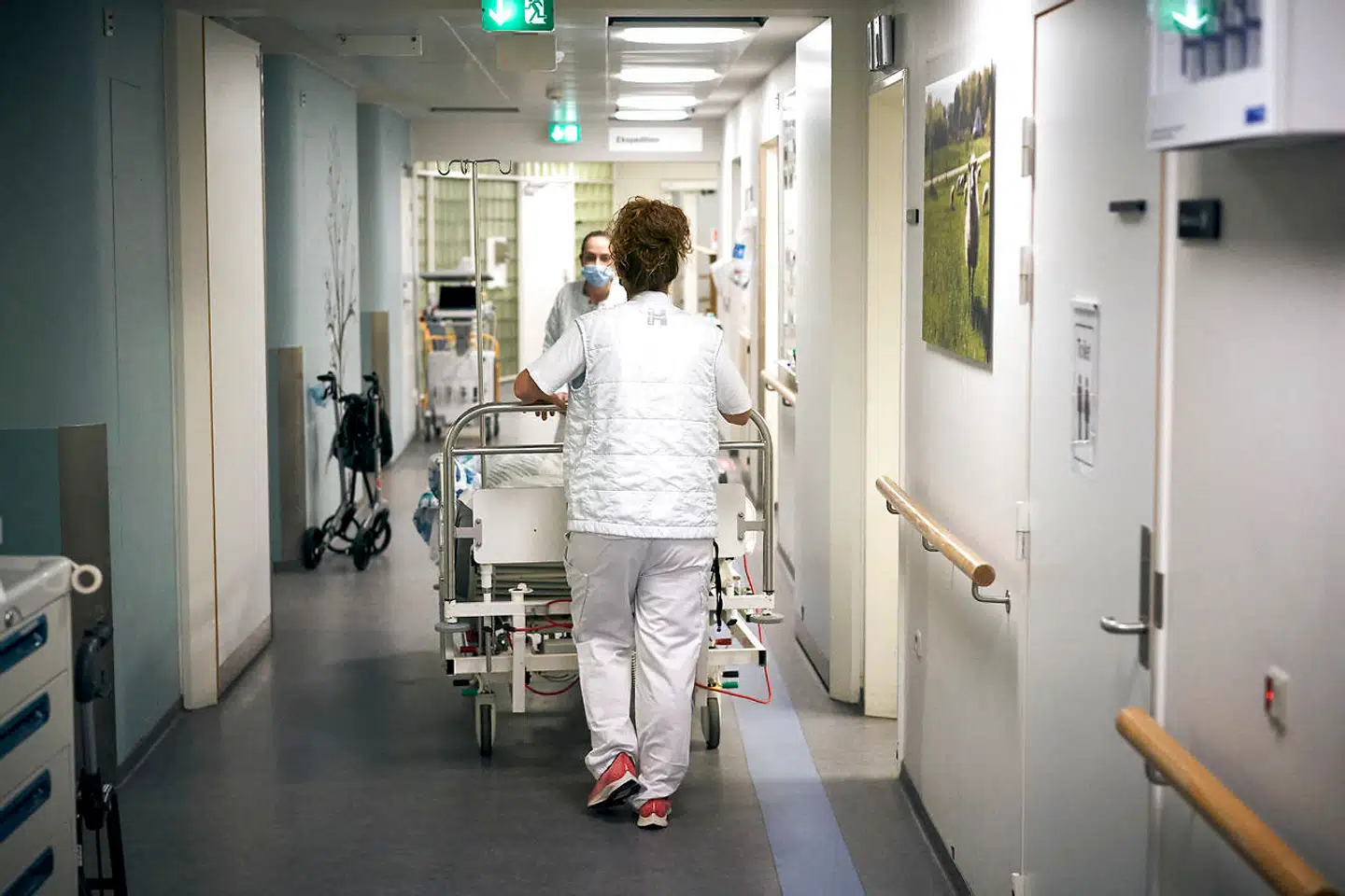 Der er akut mangel på hænder i sundhedsvæsenet. Alligevel står flere end 3.000 udenlandske læger og sygeplejersker på venteliste til at komme til at arbejde i Danmark.