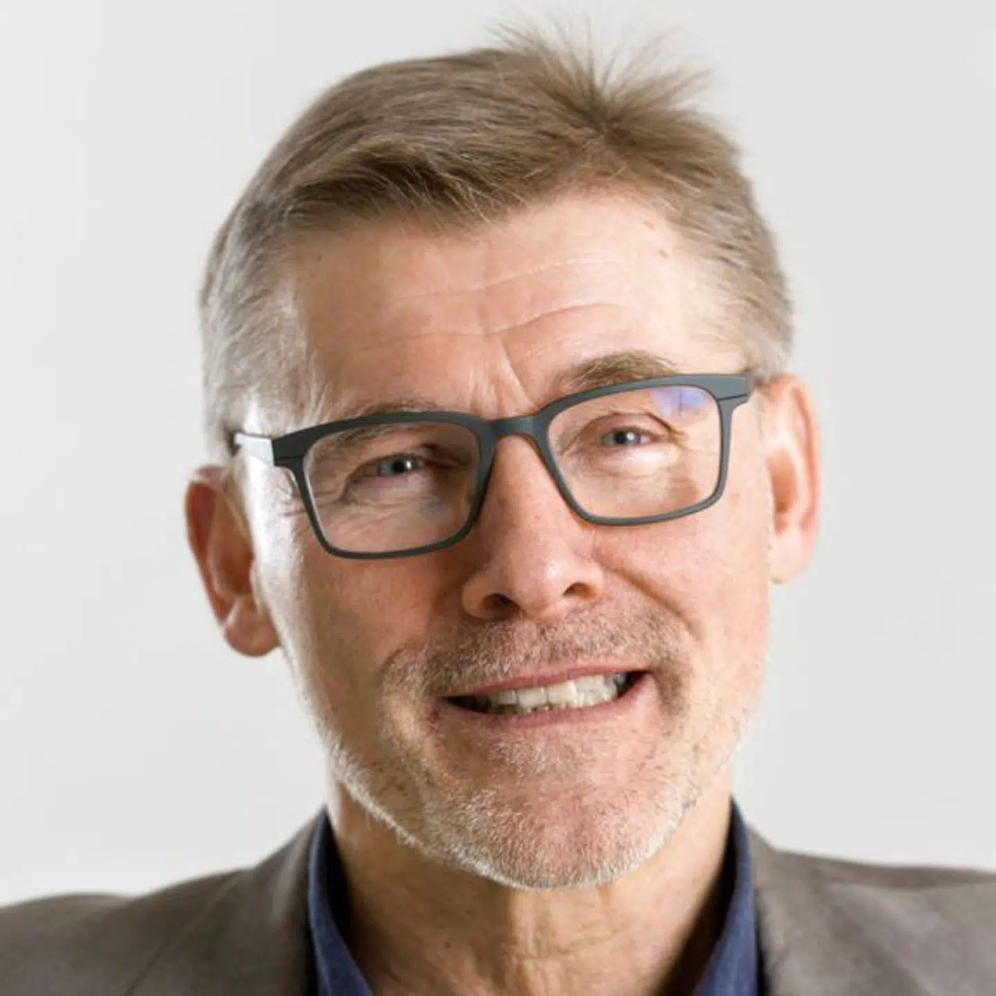 Jes Søgaard er professor i sundhedsøkonomi ved Syddansk Universitet. Han mener, at der skal flere data om konsekvenserne på bordet, før man kan fjerne tusindvis af administrative medarbejdere.