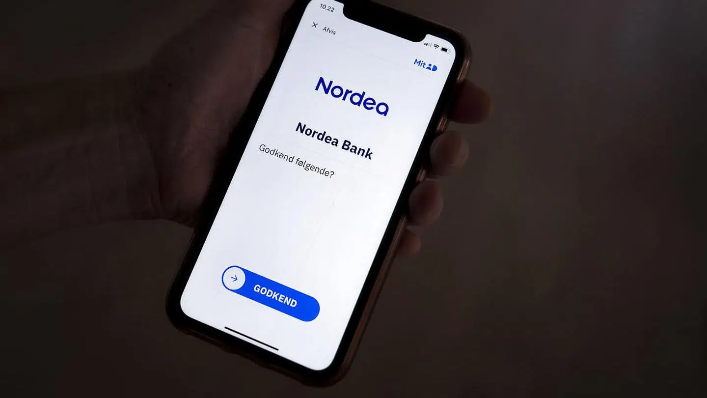 Fra 1. november kan man udelukkende bruge MitID til at komme ind i sin netbank og betale på nettet. På netbanken indtaster man sit brugernavn. Derefter åbner man sin MitID-mobilapp og indtaster den sekscifrede kode til den, hvorpå man godkender (billedet), at man som her vil ind i netbanken.