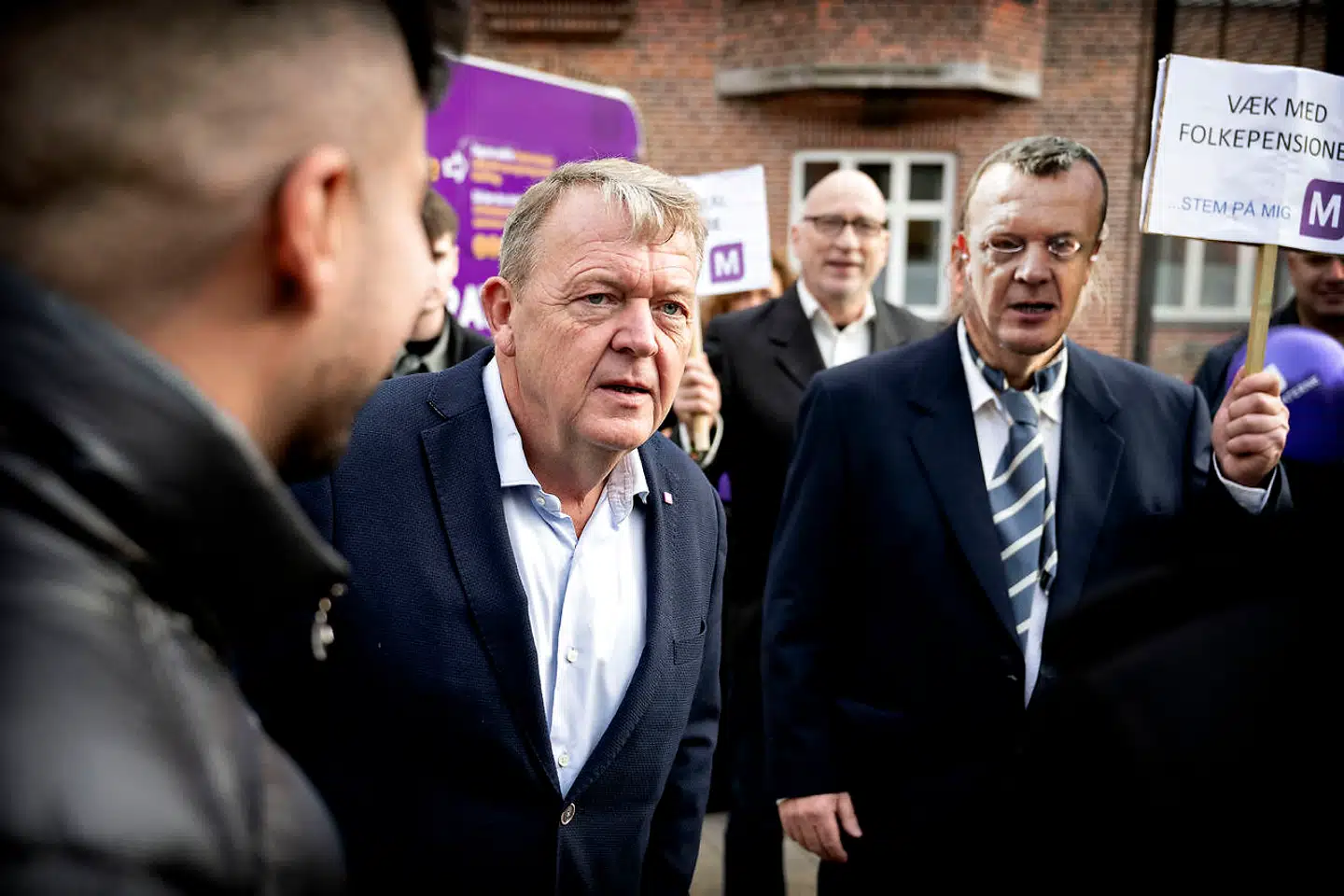 Lars Løkke Rasmussen personificerer med partiet Moderaterne det opbrud i dansk politik og i verden, der får flere end i mands minde til at tvivle. Han forsøgte at møde vælgere ved Amagercentret side om side med Enhedslisten, der havde medbragt deres egen version af Lars Løkke Rasmussen.