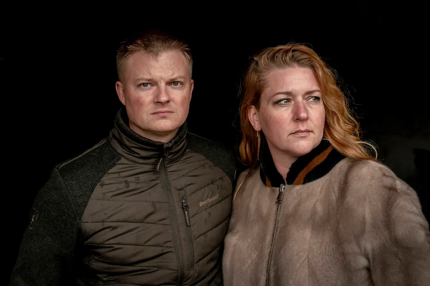 Jens-Ingemann Feldbak og Pia Feldbak var minkavlere, indtil de blev tvunget til at slå alle mink ned for snart to år siden. Nu lever de mellem bygningerne fra et dødt erhverv, mens de venter på erstatning på ubestemt tid.