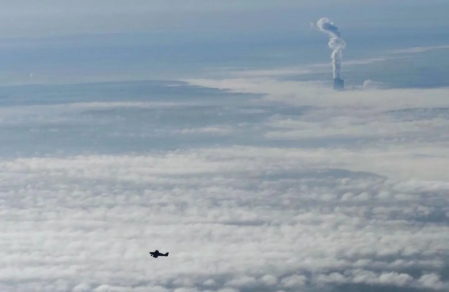 Køletårne på det franske atomkraftværk Civaux stikker op af skyerne. Ifølge flere analyser hører atomkraft til blandt de sikreste og mindst klimapåvirkende energiformer, men giver atomkraft mening i en dansk energisammenhæng?