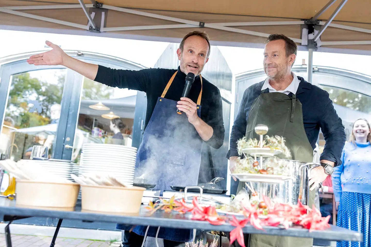 Martin Lidegaard (tv.) og Adam Price serverede græskarsuppe ved Karen Blixen Museum i Rungsted.