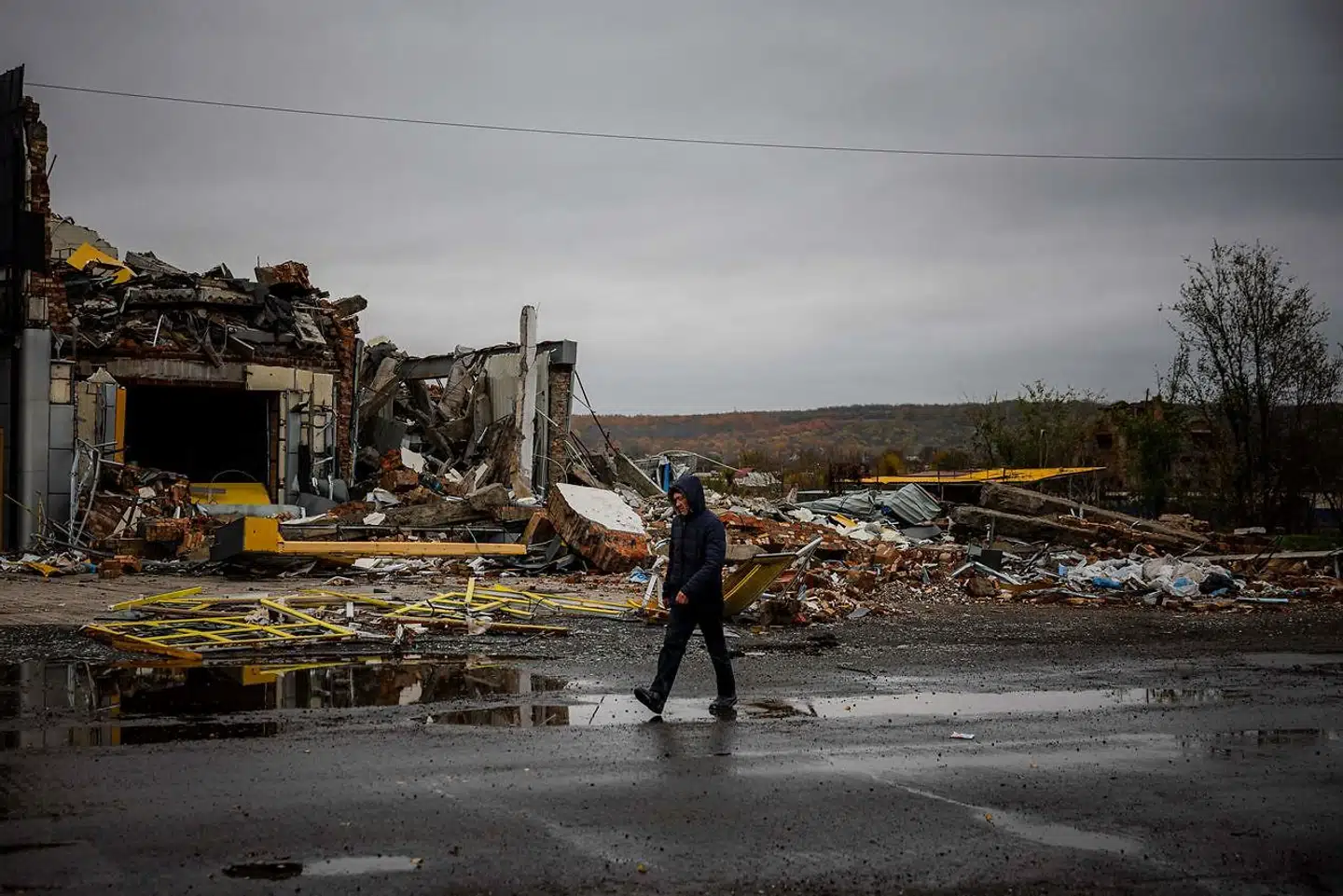 »Når man ser billederne på TV fra udbombede boligområder og børnehaver i Ukraine, er regeringens kampagne om sikkerhed og tryghed skræmmende,« skriver Finn Kristiansen.