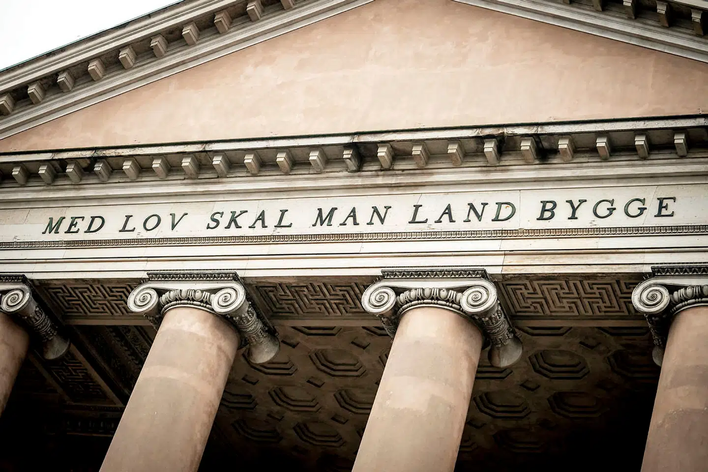 I Københavns Byret fortsatte hvidvasksagen mod Irene Ellert og Arunas Masenas fredag, hvor en tidligere ansat i Erhvervsstyrelsen fortalte om sine private relationer til personerne bag den formodede hvidvask.