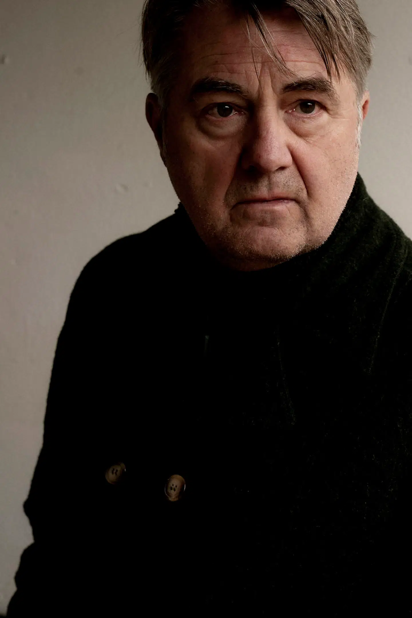 Jens Jørn Spottag kan for tiden både opleves på Det Kongelige Teater i forestillingen København og i serien Sygeplejeskolen på TV 2. Fordi han er så eksponeret i sit arbejde, kan han godt lide at smække benene op derhjemme.