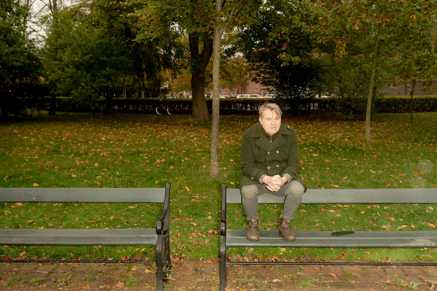 Jens Jørn Spottag har tidligere boet på en husbåd, men er rykket til Østerbro, hvor han bor med sin hustru, Tammi Øst.