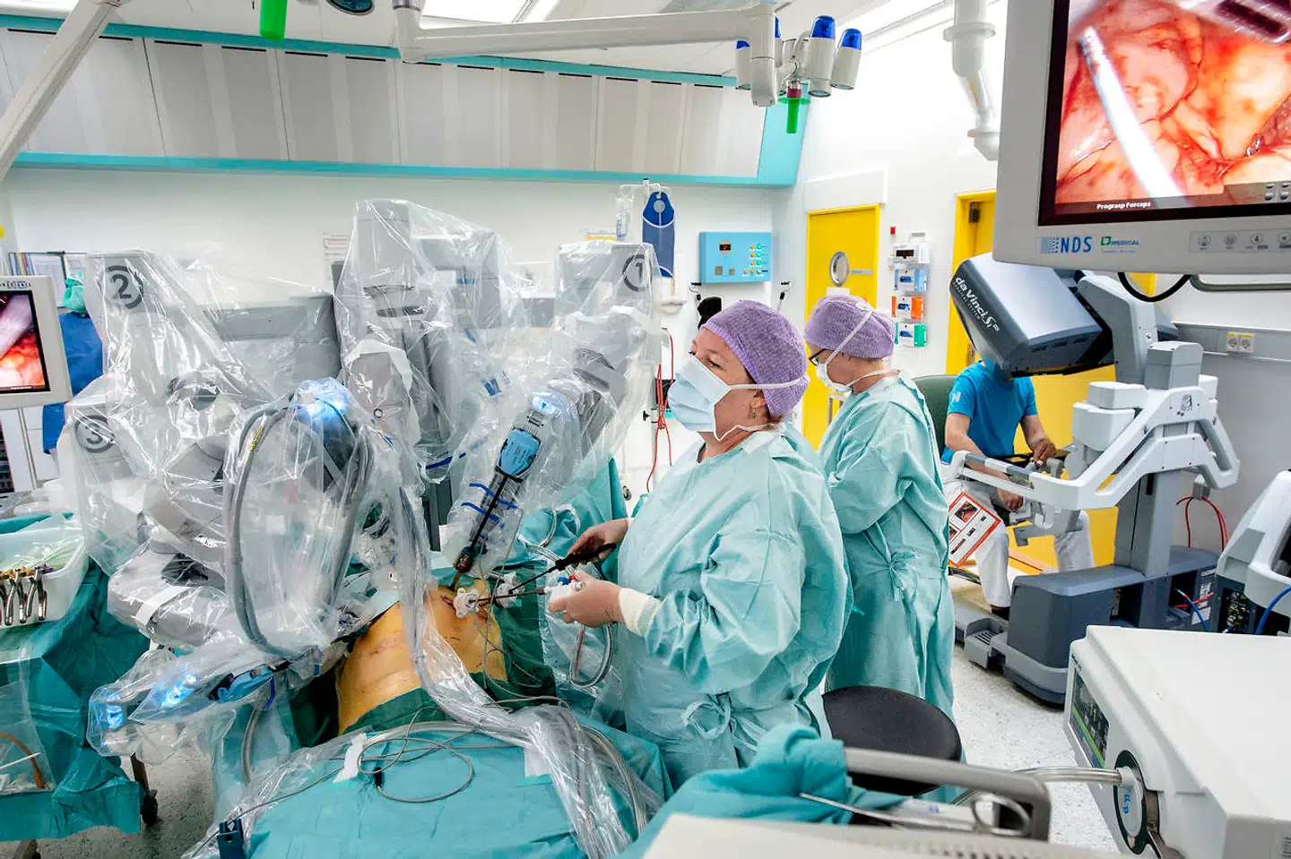 Der kommer flere og flere ældre og flere og flere syge, som får brug for en operation mod deres lidelser. Men der vil ikke være nok medarbejdere til at udføre indgrebene, vurderer kirurgerne.