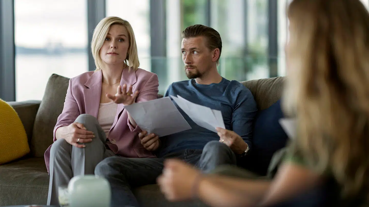 Antallet af danske film skrumper ind. Blandt andet fordi bruttoindtægten er faldet I 2004 var den gennemsnitslige indtægt pr film 6 millioner. I dag er den på en 1 million per film. Her er det Sofie Torp og Esben Smed i »Lykkelige Omstændigheder«.