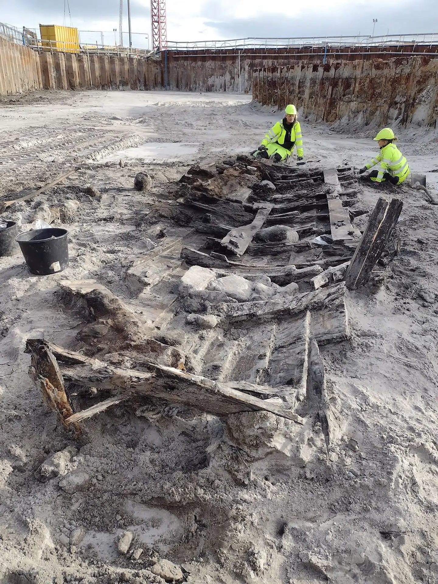 En gammel skibsside og en pistol er blevet fundet under en udgravning i Køge.