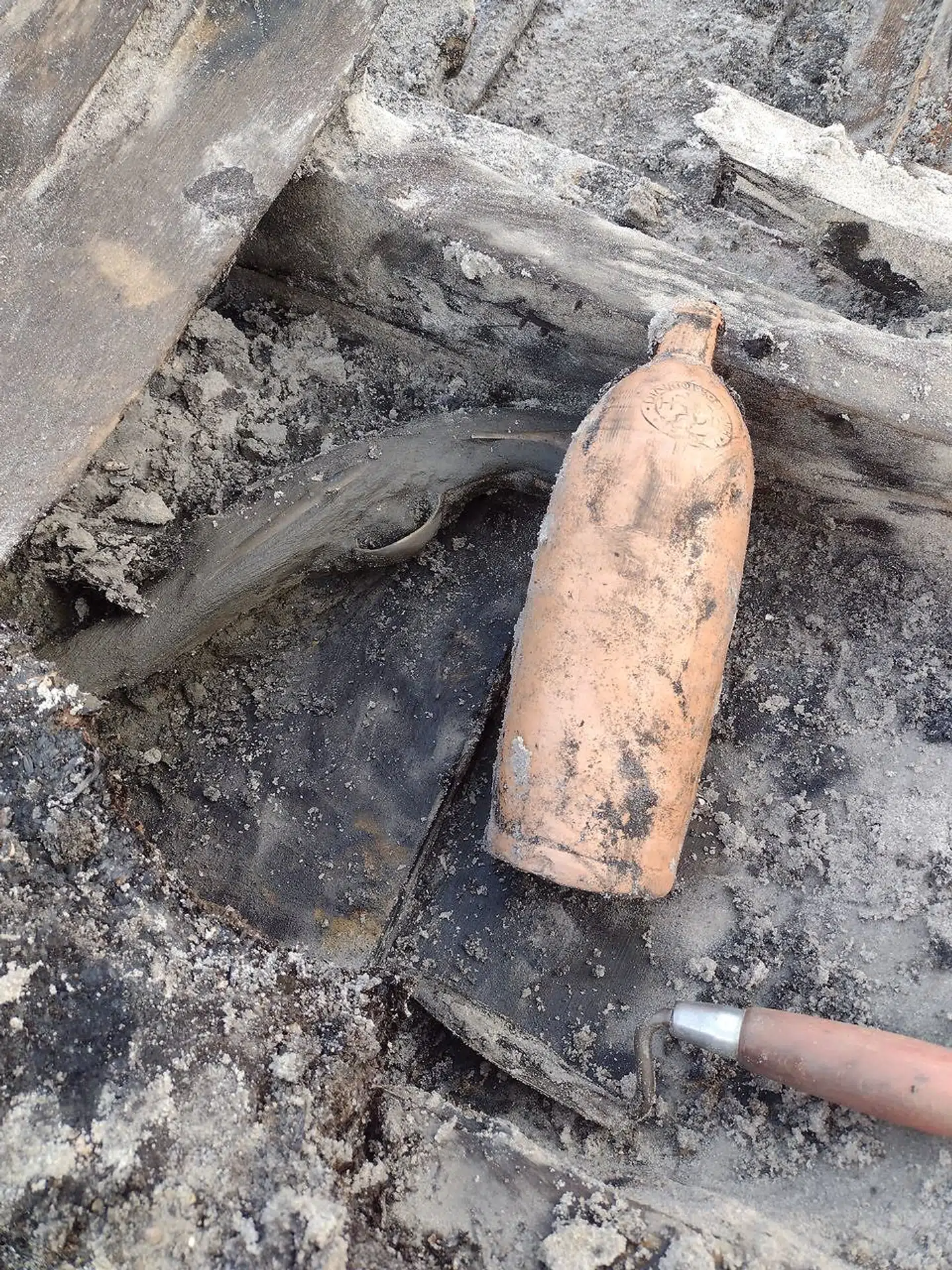 Pistolen og lerdunken fik udgravningslederen til at tænke på sørøvere.