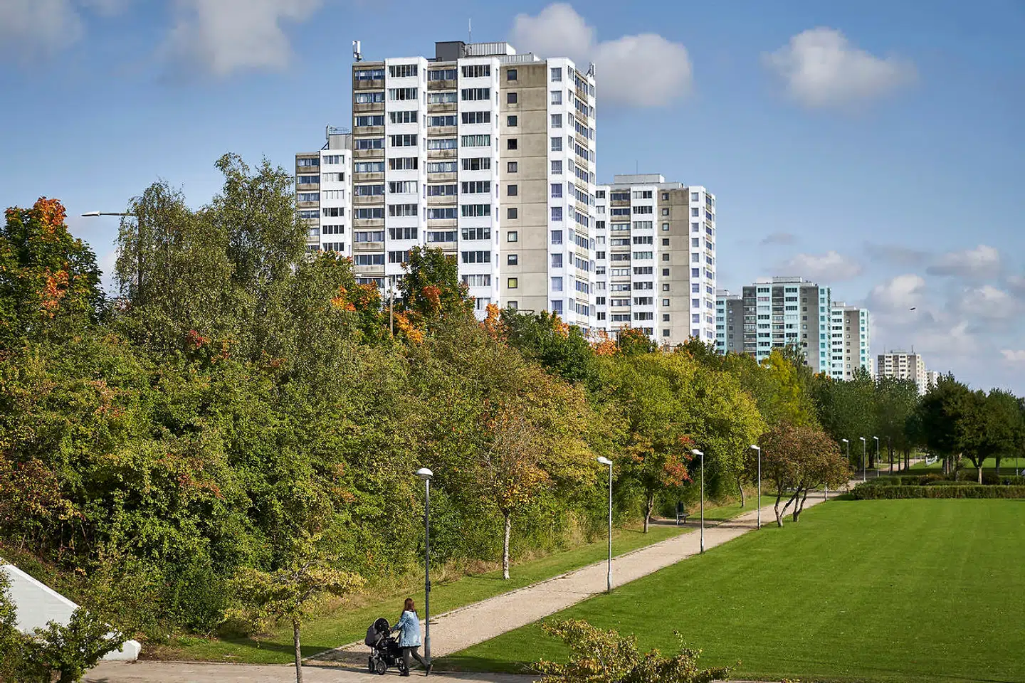Blandt andet en række højhuse her ved Brøndby Strand blev bygget med materialer, der indeholdt det kræftfremkaldende stof PCB. De er dog i dag ved at blive revet ned.