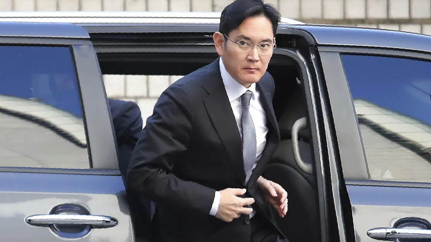 Den mangeårige arving til tronen i Samsung, Lee Jae-yong, har nu officielt fået topposten i den koncern, som hans bedstefar grundlagde.