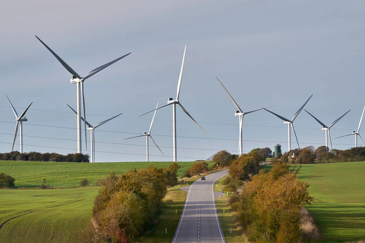Denne udsigt kan komme til at møde os mange steder i det danske landskab inden for blot to år, hvis det står til Vestas' topchef, Henrik Andersen. Tæt på hovedvej A26 ved Kåstrup nord for Skive er der de seneste måneder blevet sat 13 spritnye, 150 meter høje Vestas-vindmøller op. De er en del af den grønne, cirkulære industripark, GreenLab Skive. Ifølge Vestas vil elprisen falde mærkbart, hvis vi sætter 500 af denne typer møller op på land i Danmark inden 2025.
