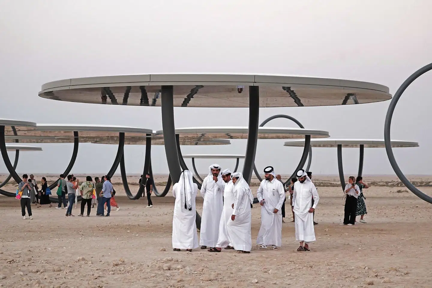 Olafur Eliassons nye kunstværk blev mandag indviet i Qatar. Blandt andet kunstneren selv og formanden for Qatars Nationalmuseum, Sheikha Al Mayassa bint Hamad bin Khalifa Al Thani, der er søster til Qatars emir, deltog.
