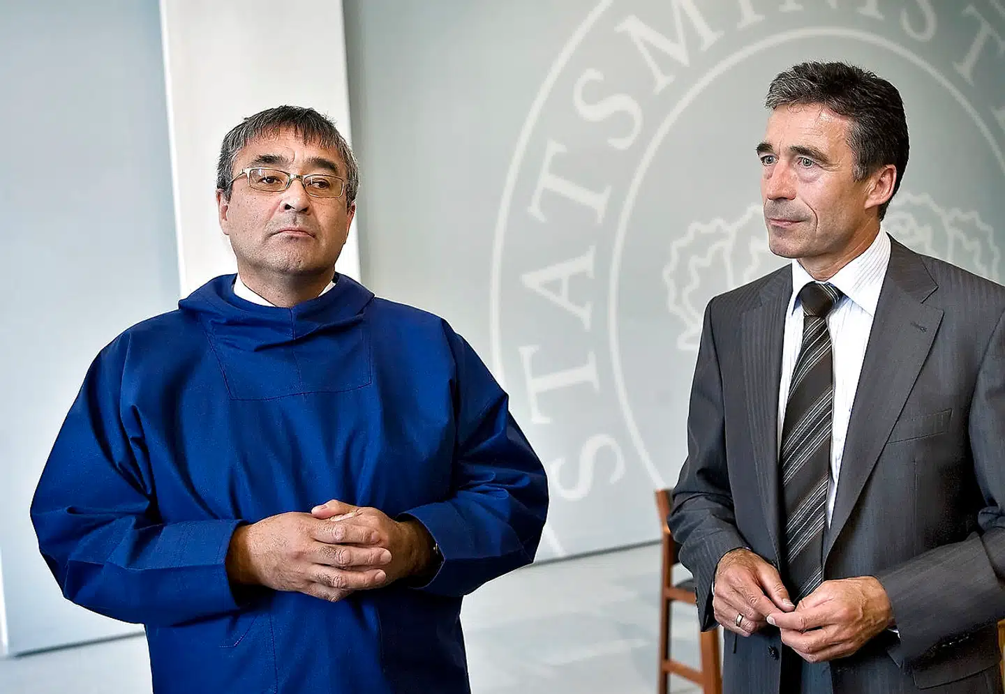 Den tidligere landsstyreformand i Grønland Hans Enoksen stiller op til folketingsvalget 1. november for partiet Naleraq på trods af, at han ikke taler dansk. Her ses han sammen med tidligere statsminister Anders Fogh Rasmussen. (Arkivfoto)