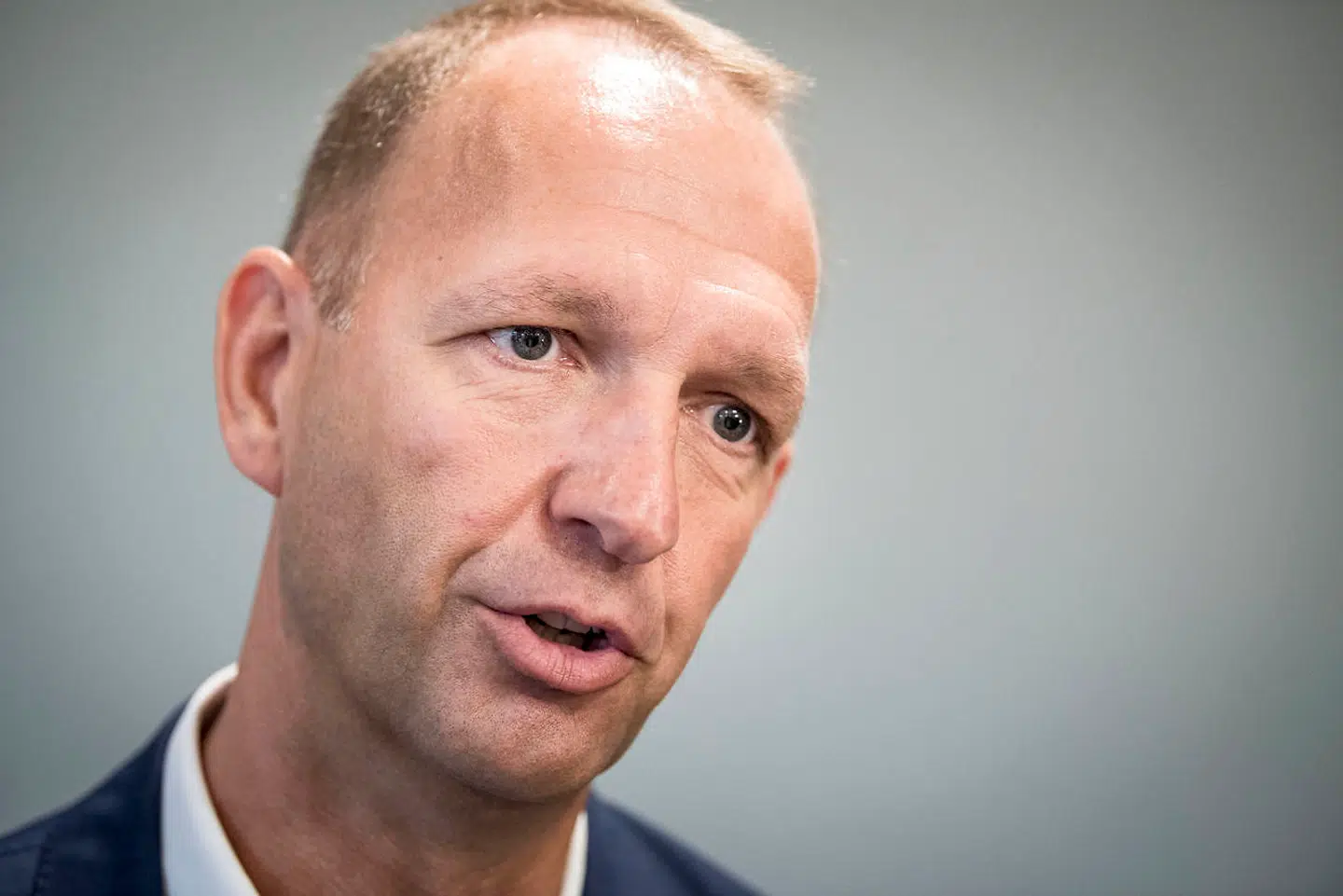 Administrerende direktør i Dansk Arbejdsgiverforening Jacob Holbraad tager de hårde ord fra fagforeningerne helt roligt. Han fremhæver, at dagpengenes kompensationsgrad for de lavest lønnende herhjemme i gennemsnit ligger på 80 procent, og det er international set meget højt.