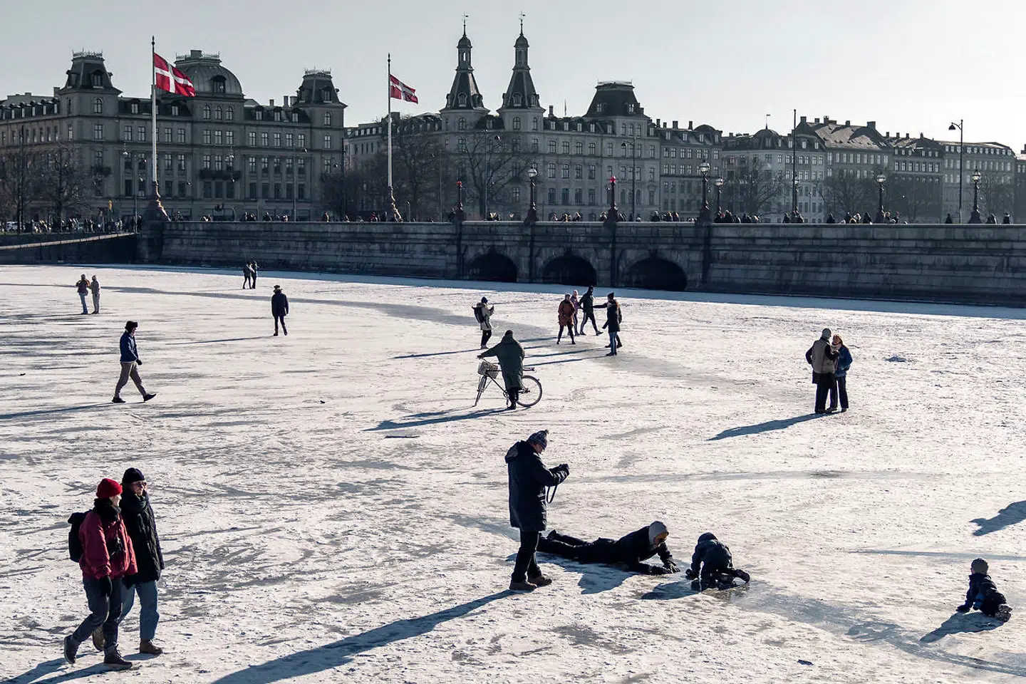 For snart to vintre siden var der så koldt i København, at myndighederne tillod færden på de frosne søer. Får vi knap så kolde tilstande denne vinter, er der i hvert fald ét sted, det stadig bliver muligt at stå på skøjter.