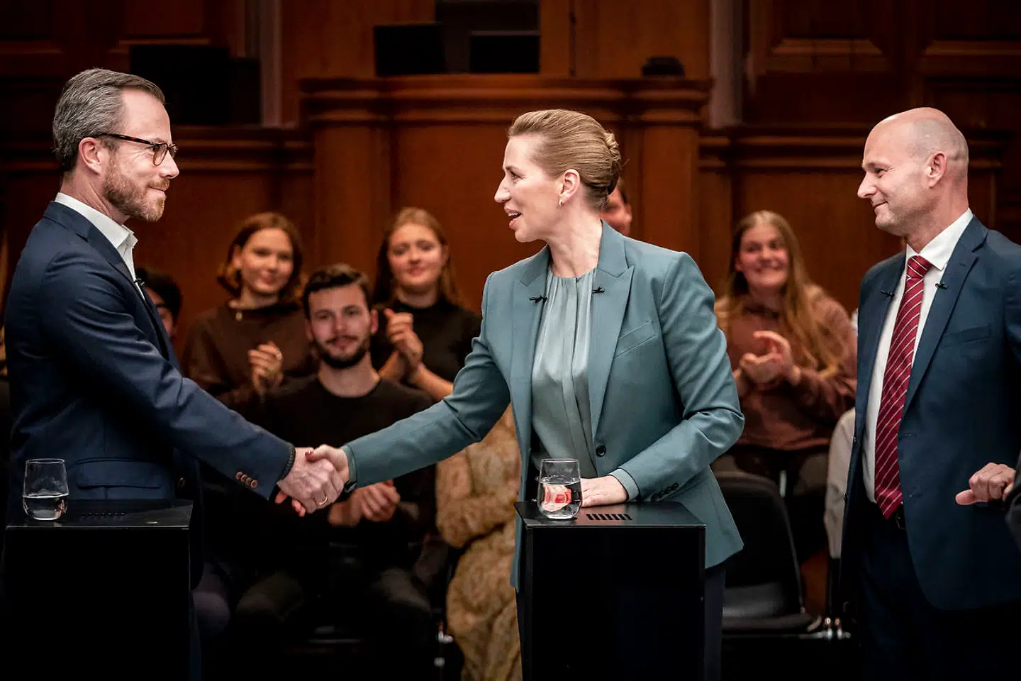 »Selvom Danmark er et konsensussamfund uden de helt store politiske udsving, er der alligevel forskel – og det er især blevet tydeligt under Mette Frederiksens ledelse,« skriver Amalie Lyhne.