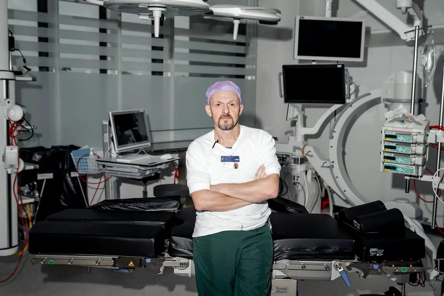 Peter Søndergaard er kirurg på Herlev Hospital og berettede i weekenden i Berlingske, hvordan han hver dag må han fortælle patienter, at de må vente lidt længere. Mangel på personale udskyder hele tiden operationer, og patienterne venter i smerte. Det har den vinterpakke på én milliard kroner, der blev bevilget sidste år, ikke lavet om på, og nu er der nye akutpakker på vej.