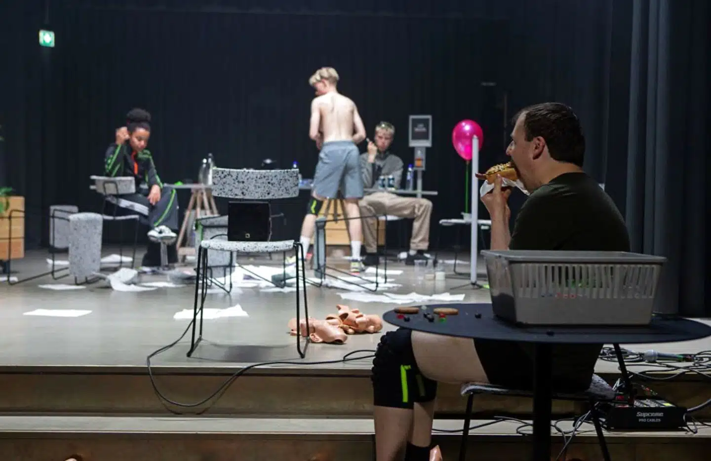 Mens vi lytter til en båndoptagelse af teaterfolkenes diskussion: Hvad stiller vi dog op med en teaterforestilling om ungdomsprogrammet »Tværs«?