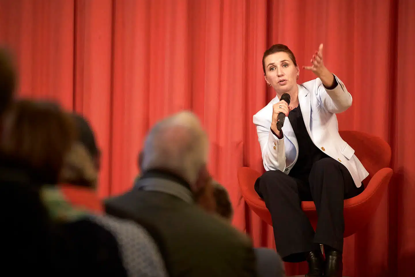 Med et milliardbeløb vil statsministeren øge lønnen for visse offentligt ansatte. Flere eksperter advarer om de konsekvenser, manøvren potentielt kan få.