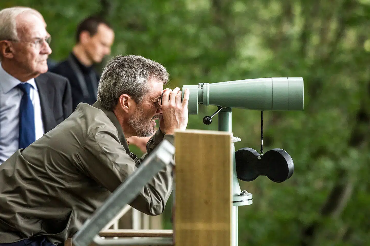 Kronprins Frederik var med, da Danmarks p.t. største havvindmøllepark, Kriegers Flak, blev indviet i starten af september 2021. Her spejder kronprinsen ud mod Kriegers Flak fra GeoCenter Møns Klint.