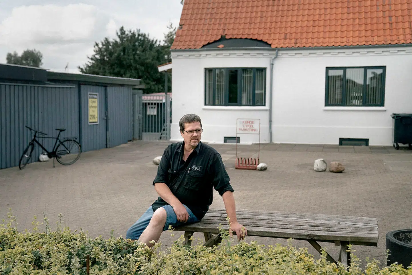 Keld Fuglsang bor i Mette Frederiksens barndomshjem, hvor han driver sin cykelforretning. Her besøgte statsministeren ham til en kop kaffe og en snak om, hvorfor han vendte Socialdemokratiet ryggen.