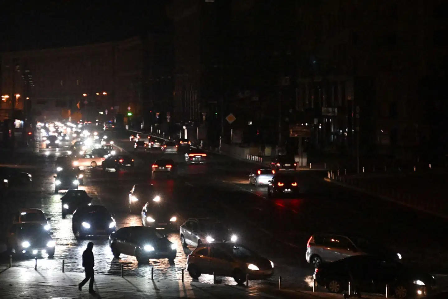 Et såkaldt »brownout« i Ukraines hovedstad, Kyiv. Landet har ikke strøm nok, fordi russerne har angrebet dets energisektor. (Arkivfoto). – Foto: Sergei Supinsky/Ritzau Scanpix